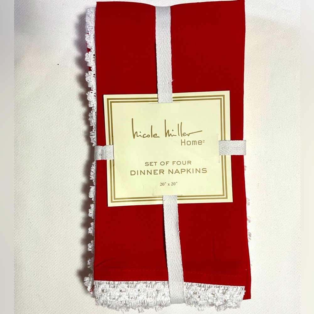 NEW NICOLE MILLER DINNER NAPKINS   Set of Four   Red with White Lace Trim